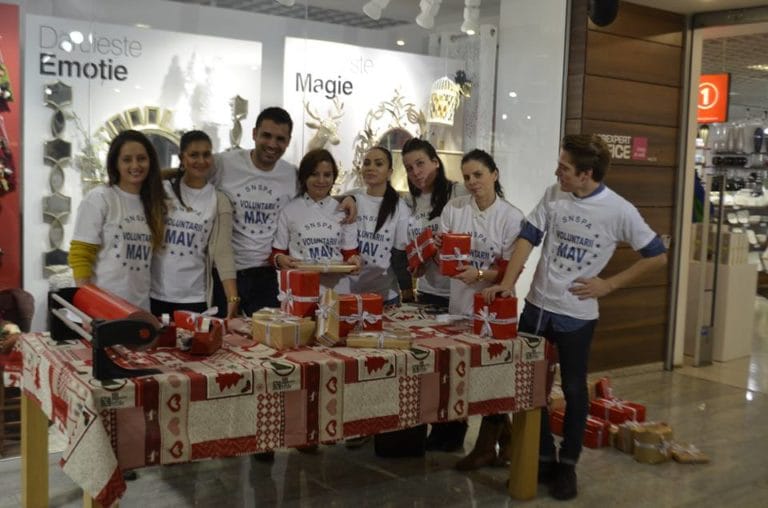 O mână de studenţi face voluntariat la Mobexpert ca să doneze mobilă 7 | Cristian Florea