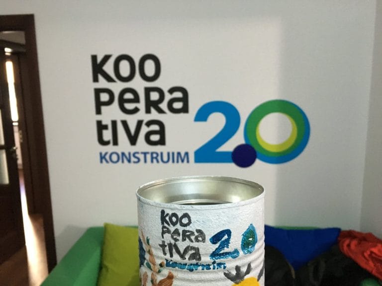 Am pictat cu gașca Kooperativa 2.0 o cutie. E de vânzare pentru cei care vor să facă o faptă bună 10 | Cristian Florea