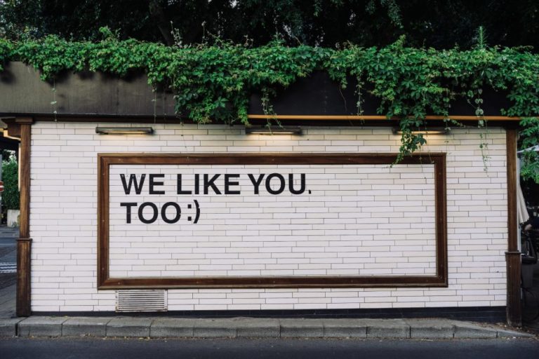 Concursuri cu Like & Share pe Facebook - Photo by Adam Jang