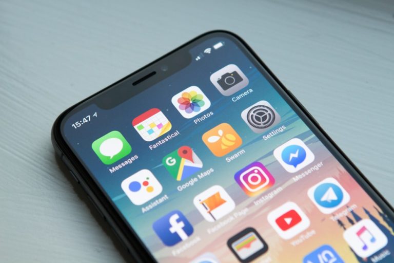 Ce înseamnă „rezistent la apă și la praf” când vine vorba de produsele Apple - Photo by William Hook