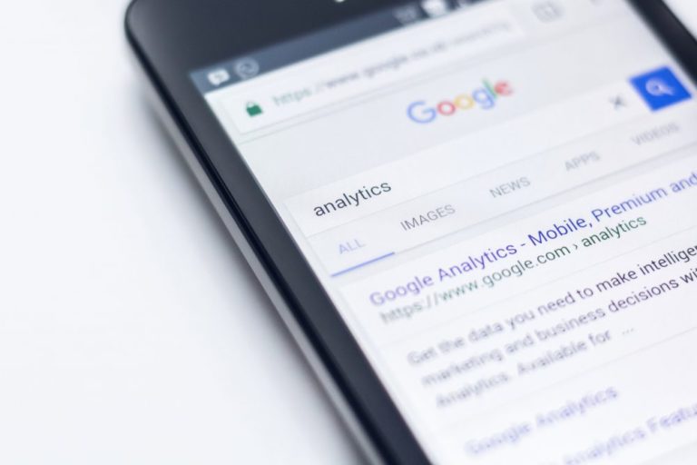 Rezultatele căutărilor în Google de pe mobil vor fi influențate de viteza de încărcare a site-urilor - Photo by Edho Pratama