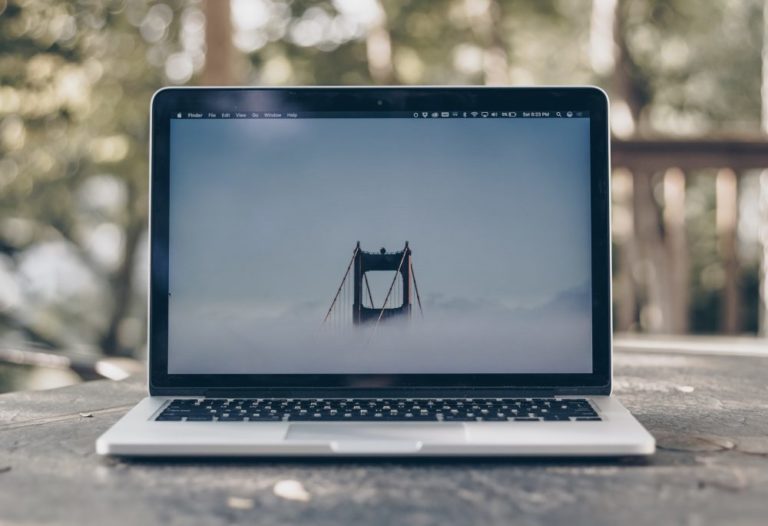 primul tău laptop - Photo by Ben Kolde