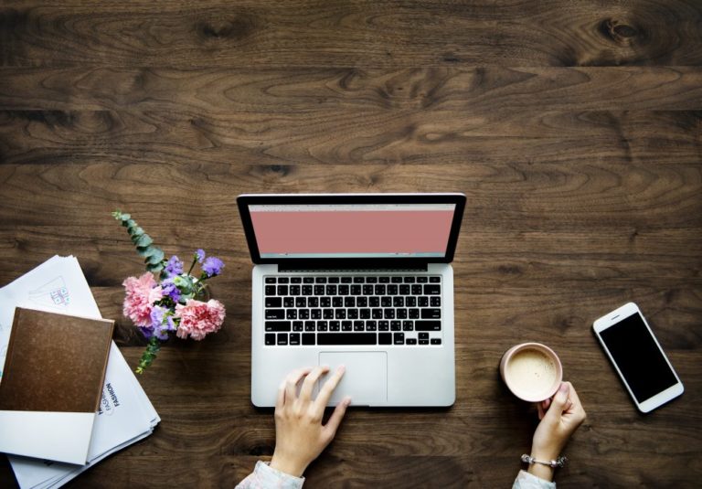 site-uri care te țin la curent cu schimbările și noutățile din social media - Photo by rawpixel