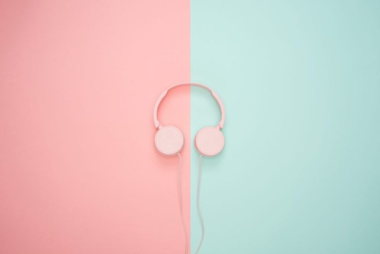 Ce trebuie să știi dacă vrei să creezi un podcast [eBook] - Photo by Icons8 team