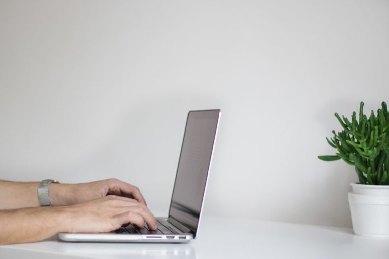 Care sunt producătorii care au vândut cele mai multe laptopuri în 2018 4 | Cristian Florea Care sunt companiile care au vândut cele mai multe laptopuri în 2018 - Photo by NordWood Themes