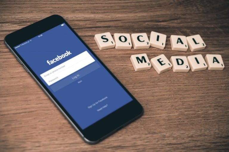 Retrospectiva anului 2018 în social media românească - Photo by William Iven
