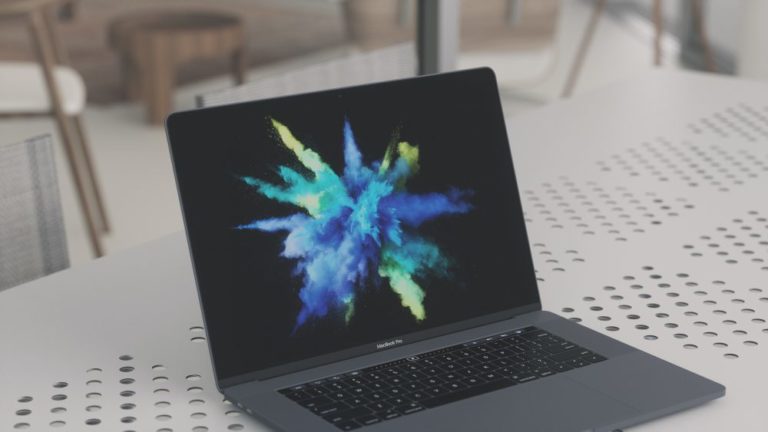 Apple a decis să înlocuiască gratuit tastaturile de la MacBook-urile noi cu probleme - Photo by UI8