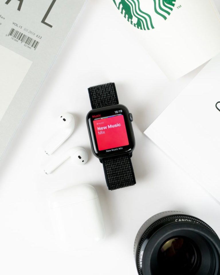Cat tine bateria la Apple Watch - Photo by Daniel Korpai