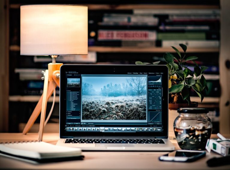Cum înregistrezi ecranul de pe MacBook 5 | Cristian Florea Cum înregistrezi ecranul de pe MacBook - Photo by Radek Grzybowski