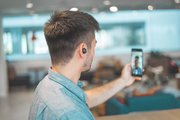 Facebook lansează Messenger Rooms și opțiuni noi de live videos
