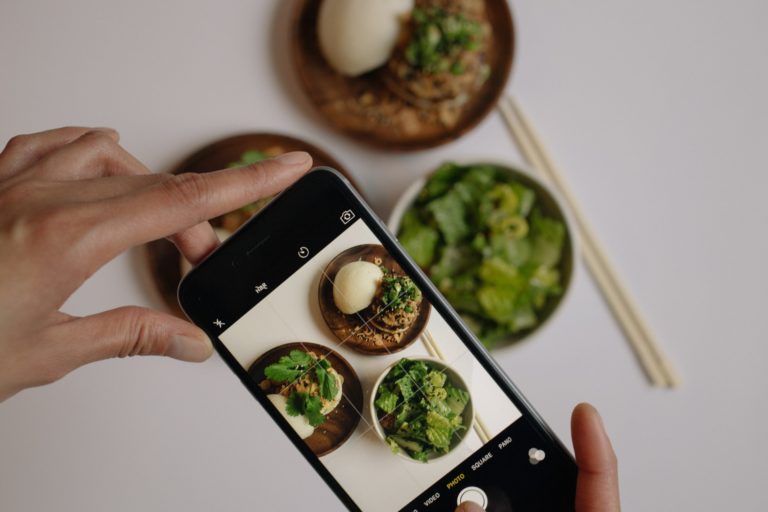 Instagram adaugă un sticker util pentru restaurante (disponibil și în România) 16 | Cristian Florea person taking picture of vegetables