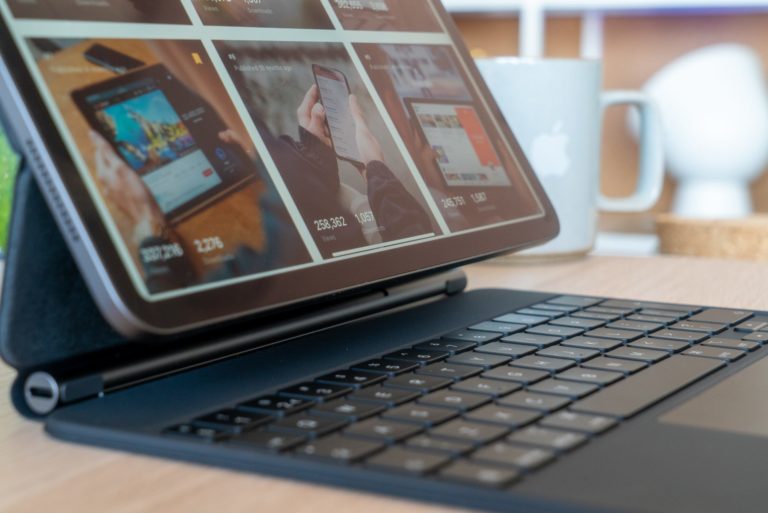 Noua Magic Keyboard pentru iPad pare să fie utilă doar pe birou
